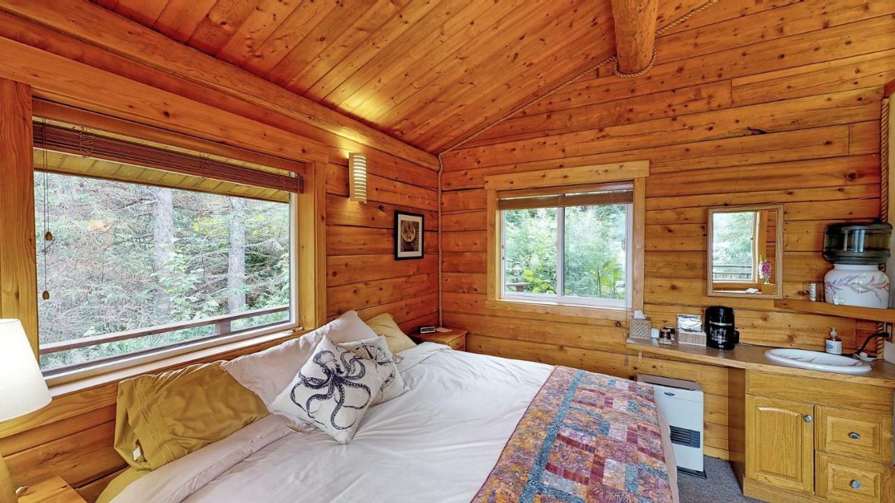 Stillpoint Lodge - All-Inclusive Halibut Cove Exteriör bild
